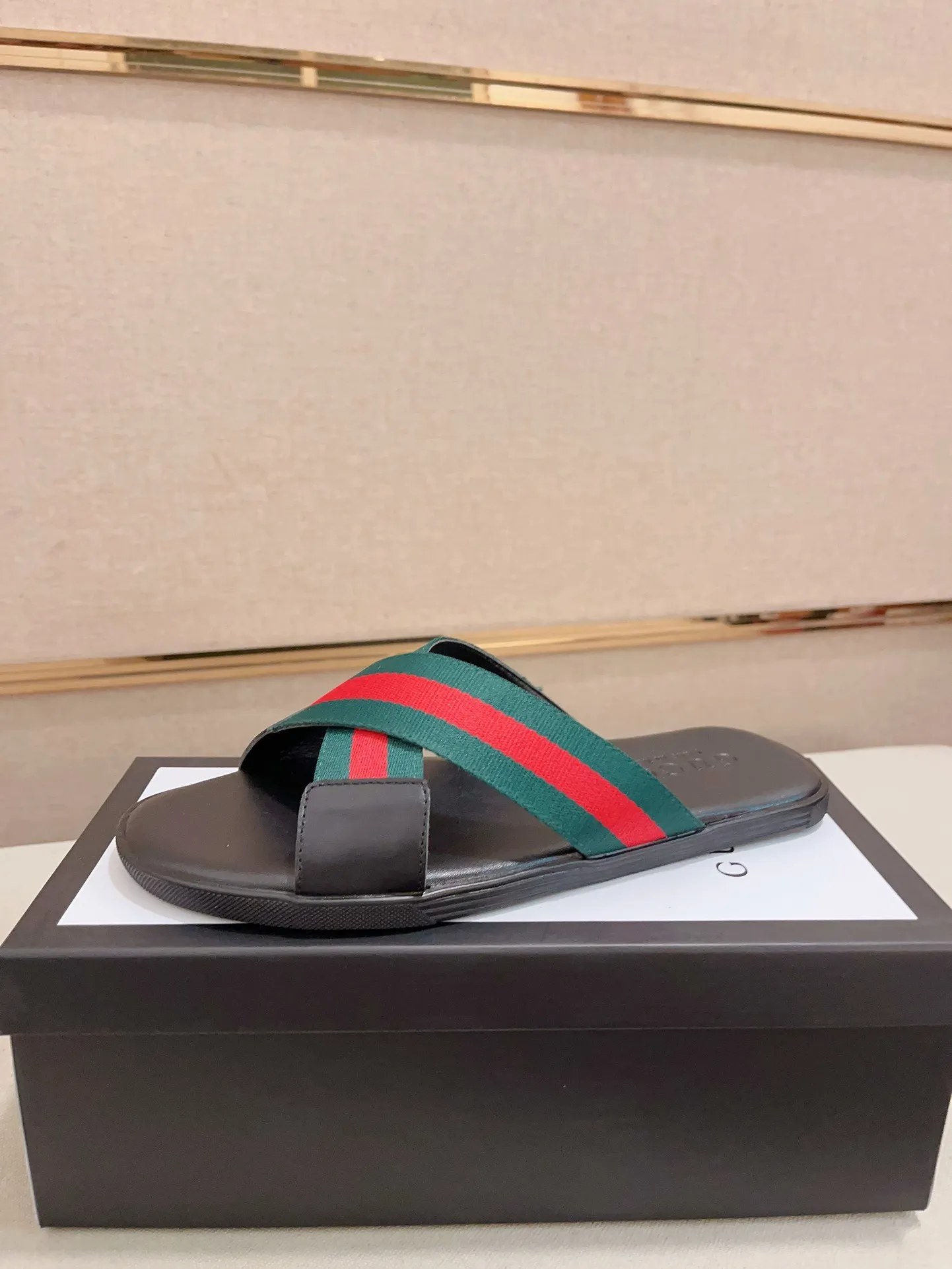 Men's shoes 💰: 240💰 [gucci Gucci slippers] High-end men's shoes brand official website 1:1 latest masterpiece: original mold customization, the fabric is made of imported original materials, upgraded outsole, lighter and non-slip. The market's top quality, simple yet tasteful, a must-have for fashionistas, fashionable at your feet, full of confidence, the same style at the counter 👍The season of summer slippers is here. Code: 38-45